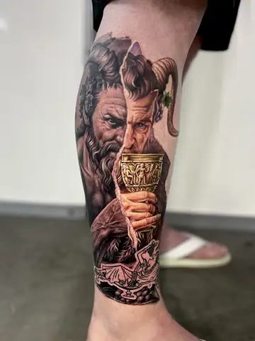 Dionísio com taça dourada em efeito de papel rasgado, tatuagem realista na panturrilha