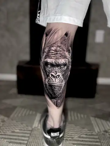 Rosto de gorila, tatuagem em realismo preto e cinza na panturrilha