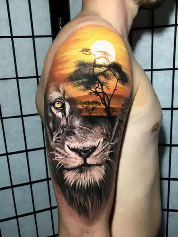 Rosto de leão em realismo fundido com pôr do sol na savana colorido, tatuagem art fusion no ombro