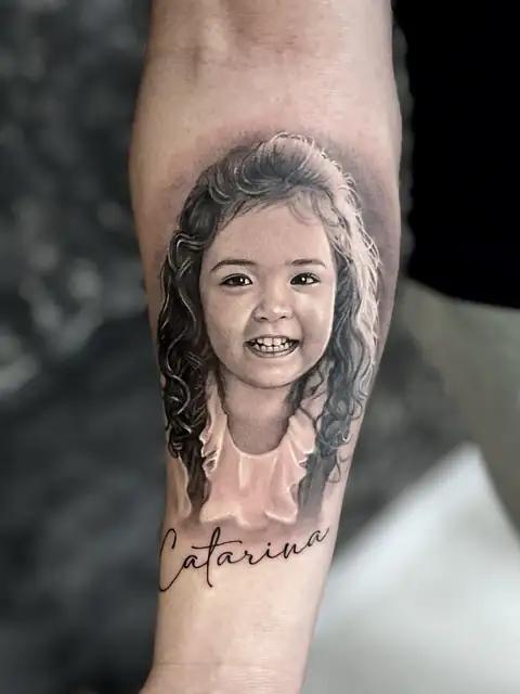 Retrato de filha em realismo preto e cinza no antebraço